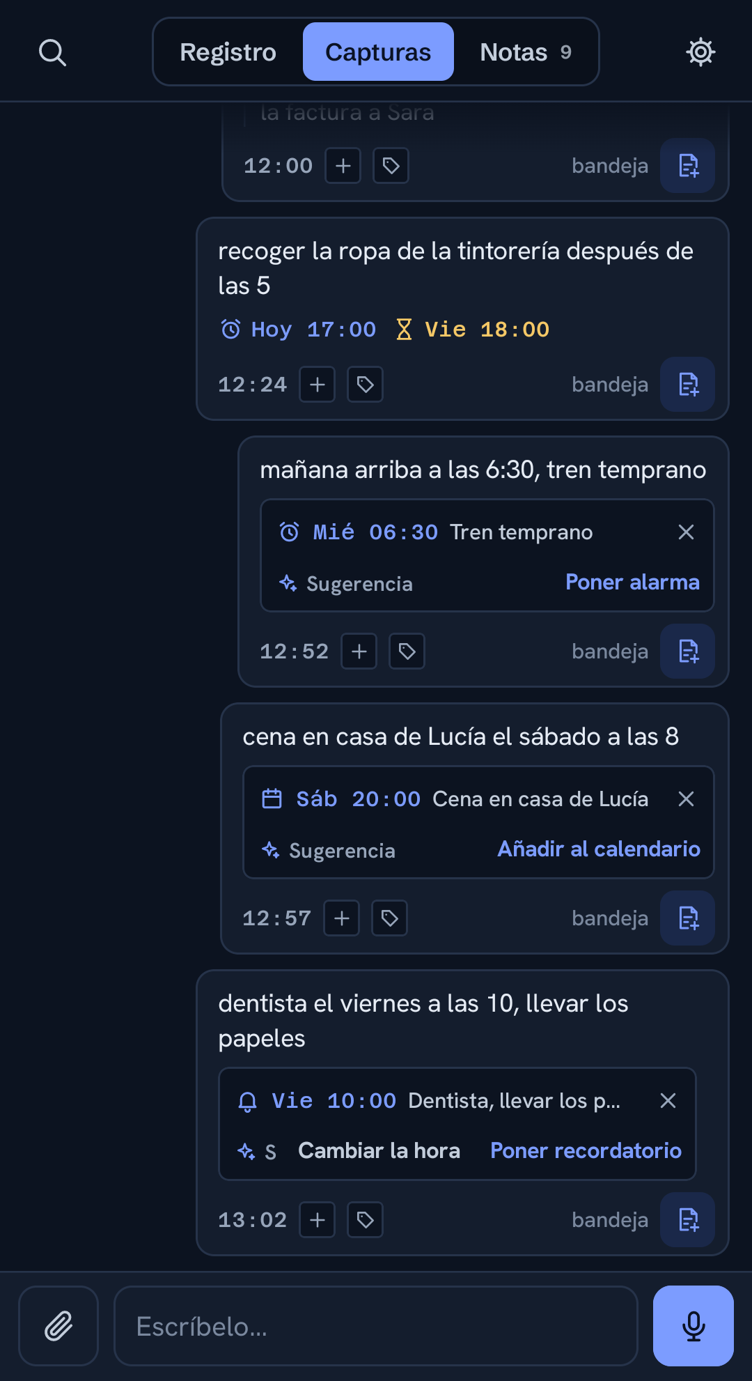 Acciones sugeridas bajo capturas que mencionan una hora: un recordatorio, un evento, una alarma